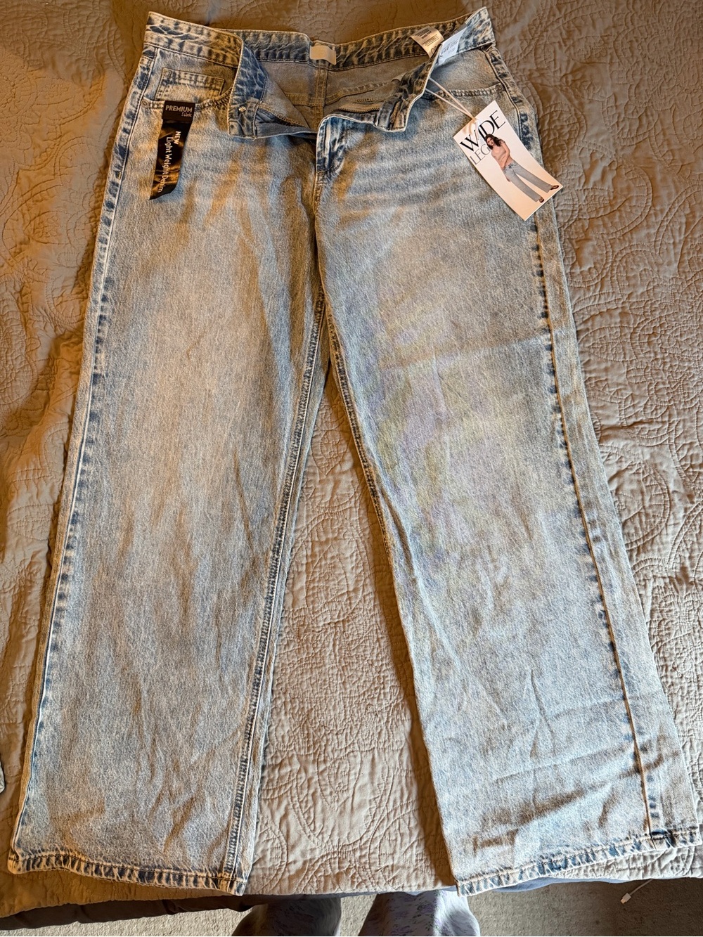 Light Wash Wide Leg Women’s Jeans - simple society NWT